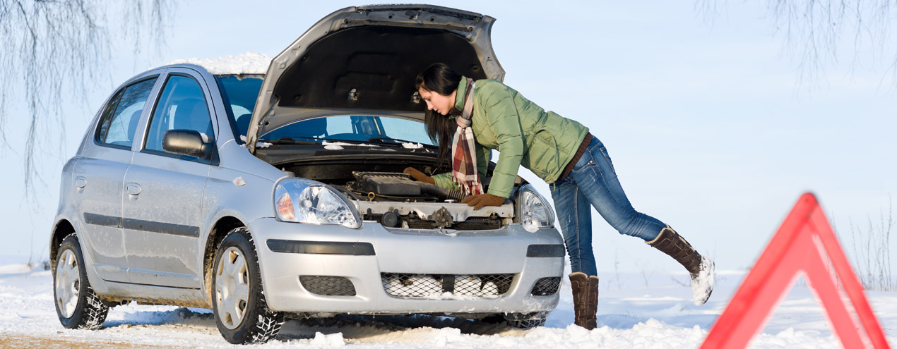 Coche averiado en carretera con nieve